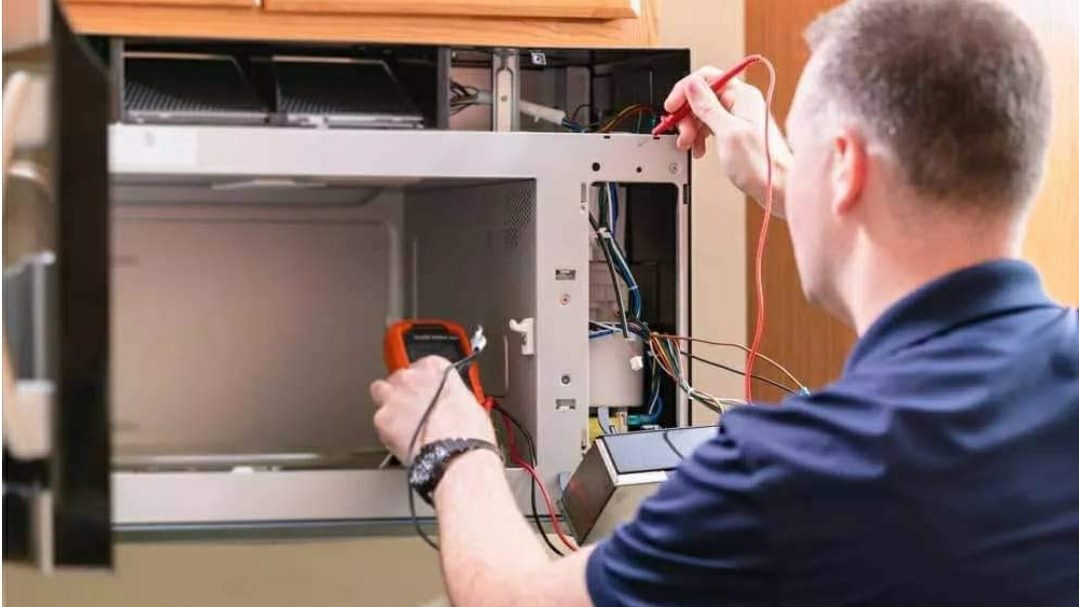 Deep South Appliance technician at work